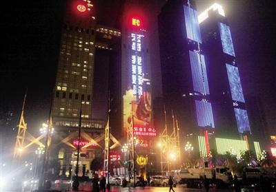 昨晚8點(diǎn)，南濱路上LED大屏“宏哥我要嫁你”。